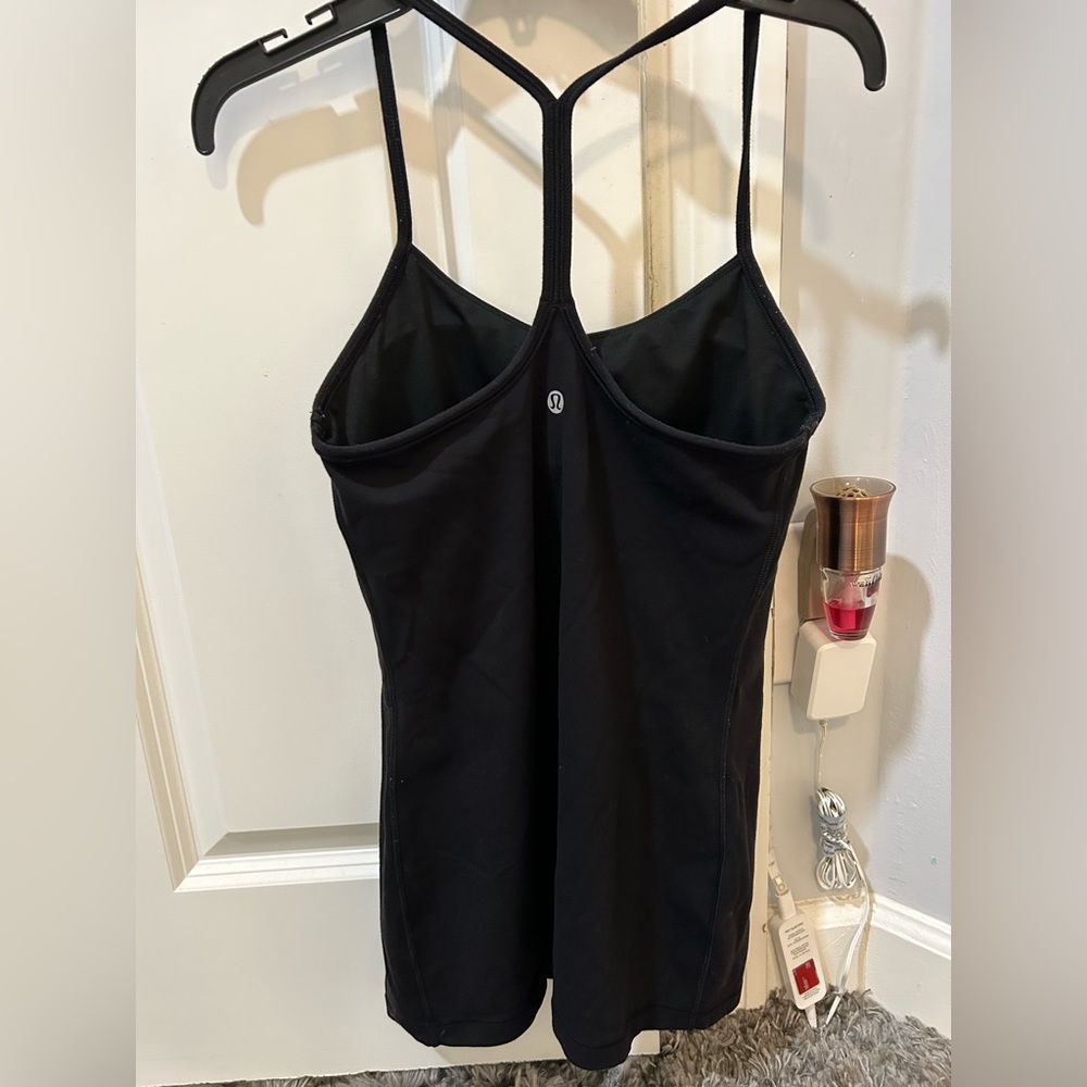black lululemon tank top